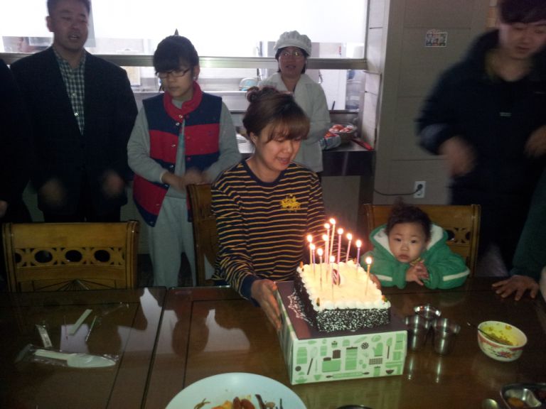 이주연본부장님의 생신파티를 하였습니다.