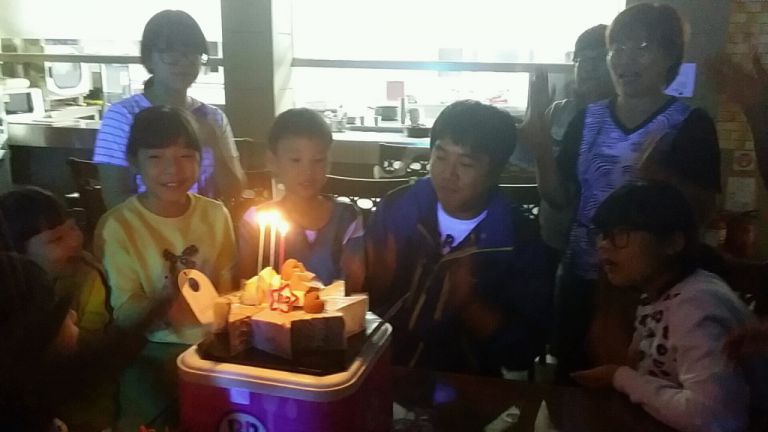 김재동팀장님의 생일파티를 하였습니다.