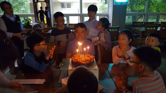 백선생님의 생일을 맞이 축하하는 자리