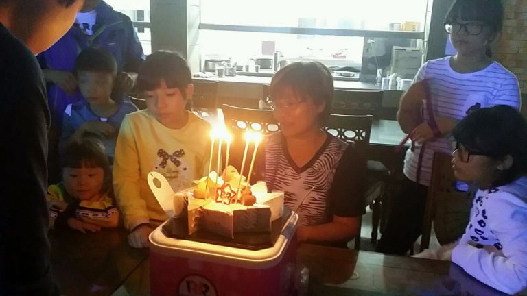 황원순조리원님의 생일파티를 하였습니다.